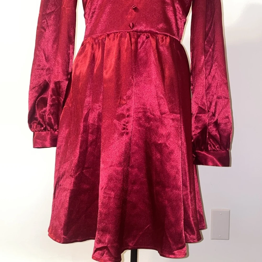 Red dress, woman’s medium. Gorgeous shine to this piece. Vintage look - Picture 4 of 4